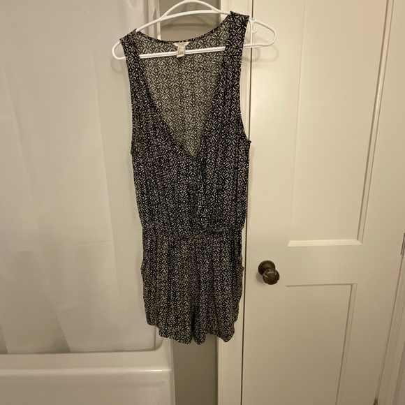 Printed Sleeveless Romper - Picture 2 of 2